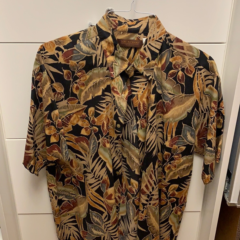 Tori Richard Men’s Hawaiian shirt. L. Cotton. Black with brown and olive leaves